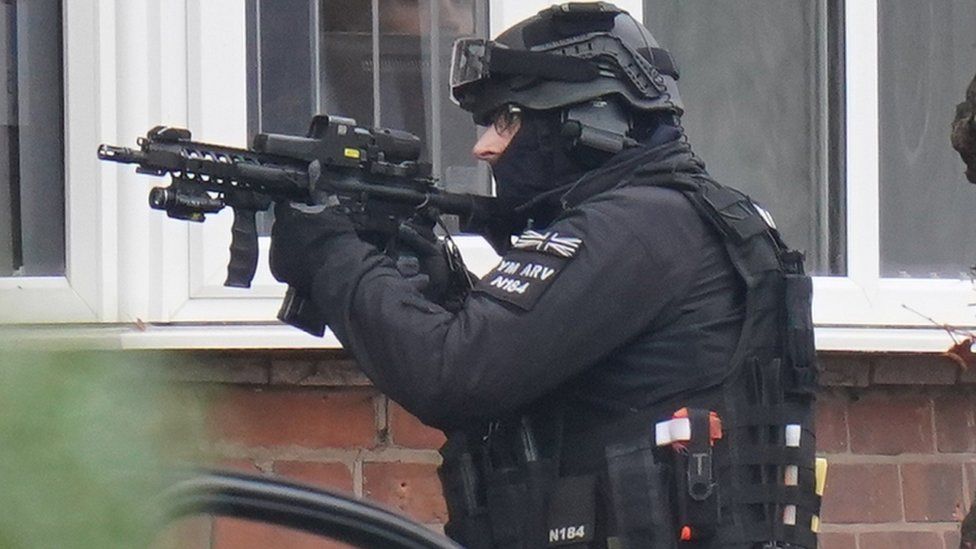 Coventry police officer holding Sig 516 during a hostage crisis. Image courtesy of PA Media.